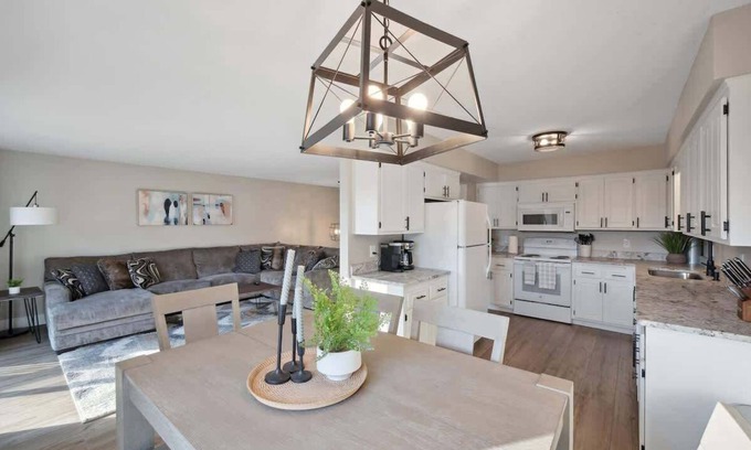 Brooklyn Park House | Renovated! 3BR 1.5BA King Beds! Mid term Rental ok