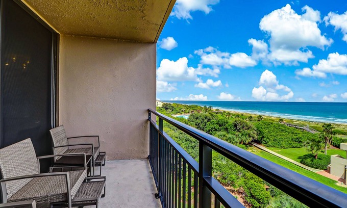 Fernandina Beach Condo | Renovated 3rd-floor condo with oceanfront balcony, AC & outdoor pool