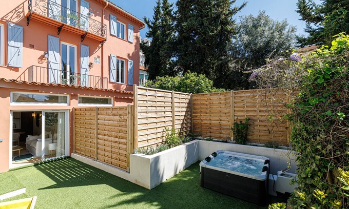 Lazaret Apartment | Renovated, air-conditioned apartment with private garden, jacuzzi, and hammam