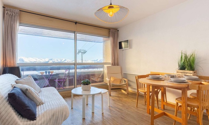 Espiaube Apartment | Renovated Apartment for 5, Close to Slopes and Ski School, Stunning Mountain Views