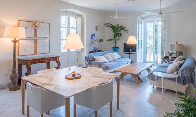Old Town Apartment | Renovated Apartment "Argüelles" in the Old Town Directly at the Sea