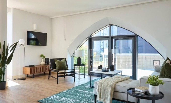 London Borough of Hounslow Apartment | Renovated Apartment in Historic Building w/Stunning Views and Home-Like Feel