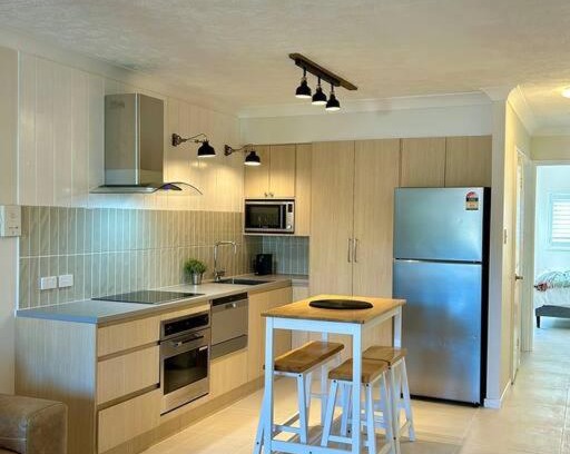 Mermaid Beach Apartment | Renovated Beachside 1BR Apartment