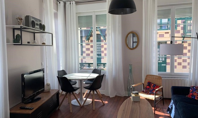 Villers-sur-Mer Apartment | Renovated bright F2 in hyper center town, 150m from the sea villers sur mer