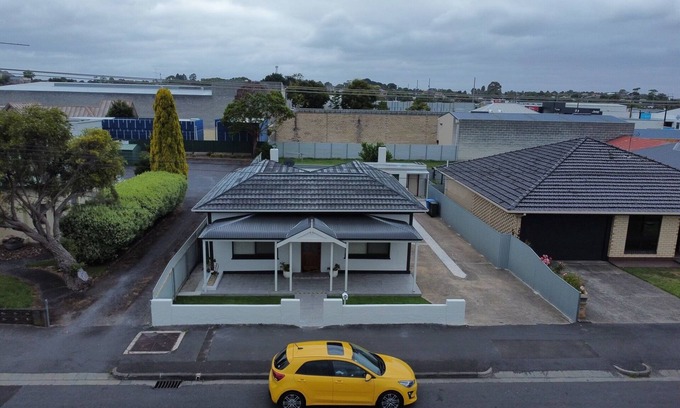 Mount Gambier House | Renovated character cottage just walking distance to all amenities