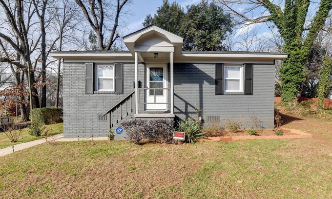 Charlotte House | Renovated Charlotte Bungalow - 3 Mi to Downtown!