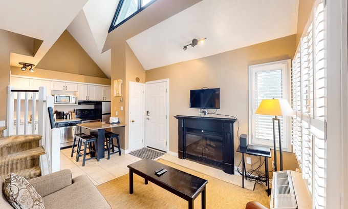 Craigleith House | Renovated condo steps from the chair lift w/shared pool, tennis