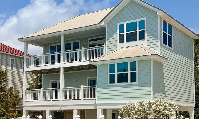 East End House | Renovated dog-friendly home with private pool & spacious decks - near the beach