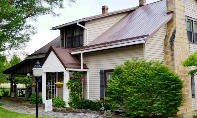 Pipestem House | Renovated farmhouse - Mercer/Summer County