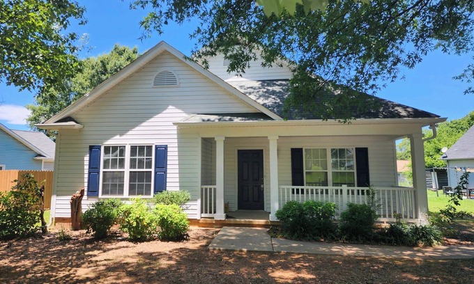Charlotte House | Renovated|Fillmore|Firepit|Family|Pets|Work Travel