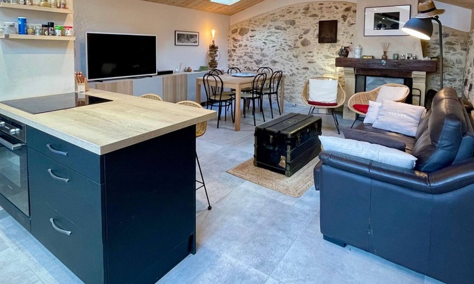 Brem Sur Mer House | Renovated house, artist loft, Brem Sur Mer, 3 pers, WIFI