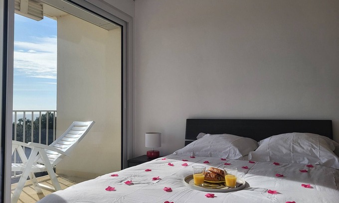 Saint-Brevin-les-Pins Apartment | Renovated apartment for 4, sea view, games room, parking included