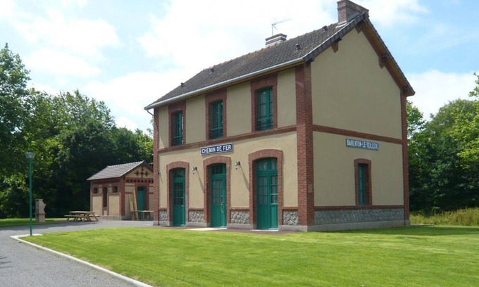 Saint-Cyr-du-Bailleul Cottage | Renovated station house, perfect for hiking, pets allowed, near Greenway
