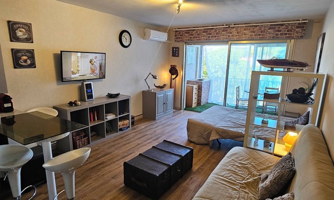 Le Brusc Apartment | Renovated, air-conditioned studio 100 m from the port and beaches