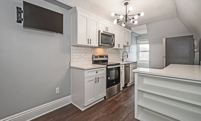 East Liberty Apartment | Renovated, fully furnished apartment close to Duolingo, Google, Pitt and Chatham