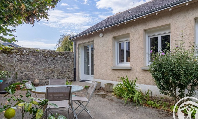 Rochefort-sur-Loire Cottage | Renovated house with garden near Angers