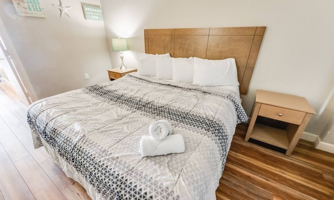 Myrtle Beach Condo | Renovated Historic High-Level Honeymoon King Suite