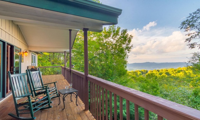 Beech Mountain Ski Chalet | Renovated Home on Golf Course