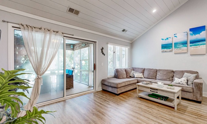 Shipyard Plantation House | Renovated island townhome near the beach with golf course views