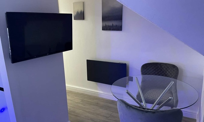 Harehills Apartment | Renovated Modern Apartment Sleeps 3 in Leeds