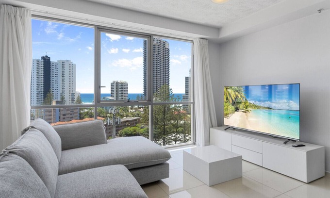 Surfers Paradise Apartment | Renovated Ocean View 2BDR *Parking/Netflix/Pool*