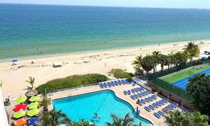 Barrier Island Apartment | Renovated Oceanfront Condo at Ocean Manor:Private Beach,Tiki Bar,Fort Lauderdale