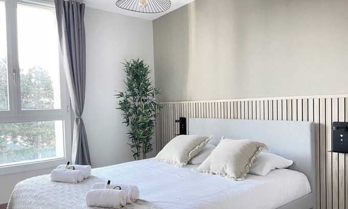 Pere Lachaise Apartment | Renovated & Spacious Flat in Paris with lift for 8
