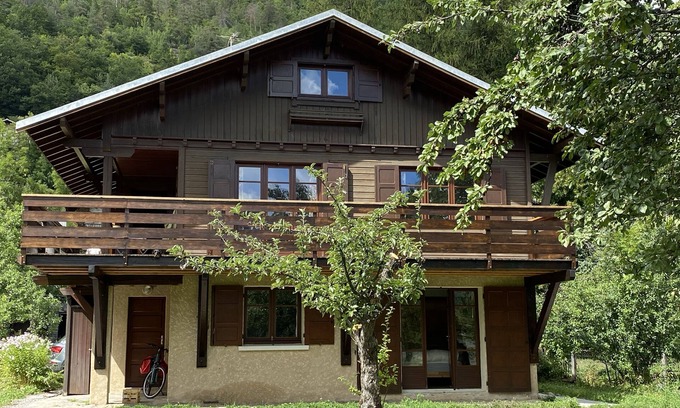 Vallouise-Pelvoux Ski Chalet | Renovated Wooden Chalet for Family Relaxation