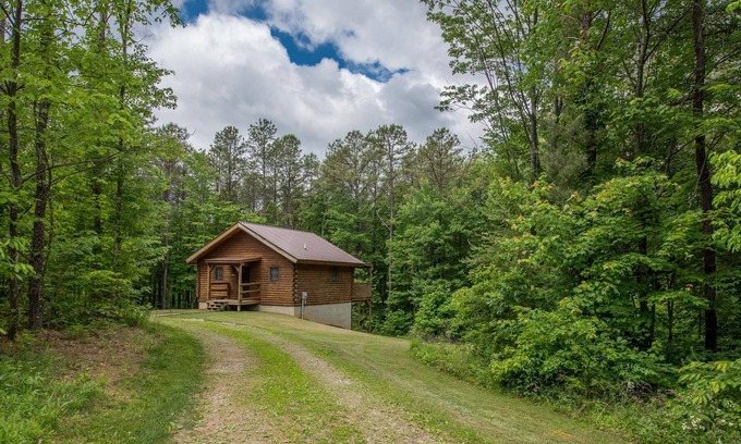 South Bloomingville Cabin | Rent 2, Get 1 Free in January! Cozy 1 br cabin on 80 acres near Old Man's Cave!