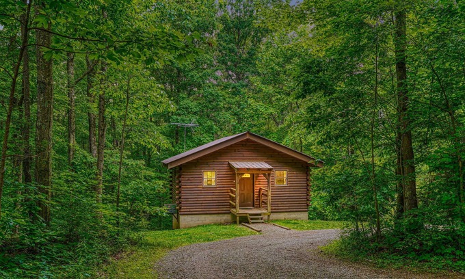 South Bloomingville Cabin | Rent 2 nights, Get 1 Free in January! Cozy 1 br cabin on 80 acres near caves!