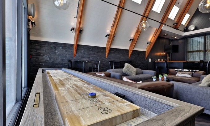 Killington Cabin | Rent An Inn! Takeover The Birch Ridge W/Your Group. Mountain Lodge: 11 Rooms, Bar, Fireplace. 28ppl 11 Bedroom Home