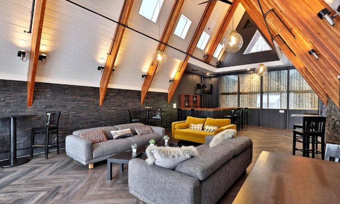 Killington Cabin | Rent An Inn! Takeover the Birch Ridge with your group, Mountain Lodge- 11 Rooms, Bar, Fireplace, 28ppl home