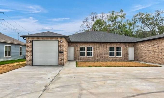Beaumont House | Rent room A in this tranquil and quiet neighborhood.