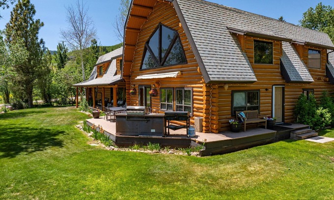 Eden Cabin | Rent the Snowberry Inn-Large kitchen & Gathering room Ensuite bath in all rooms