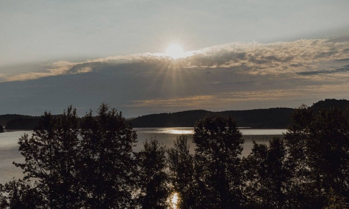 Bouchette House | Rental of renovated cottages facing the lake with a magnificent terrace