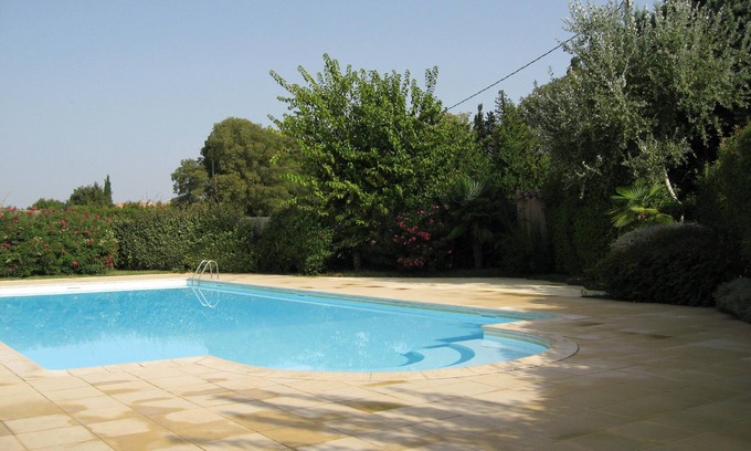 Mouries Apartment | Rental with swimming pool, near Baux de Provence, in the Alpilles natural park