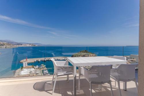 Almunecar Apartment | RentitSpain Playa, piscina y terraza al mar