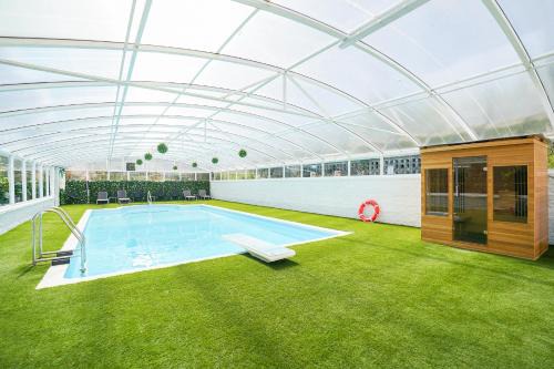 Ridgeway House | RentMySpaHome with Swimming Pool Hottub and Sauna