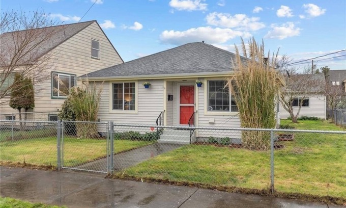 Renton House | Renton Gem: 2BR Near Airport, Landing, Southcenter, Bellevue, Seattle
