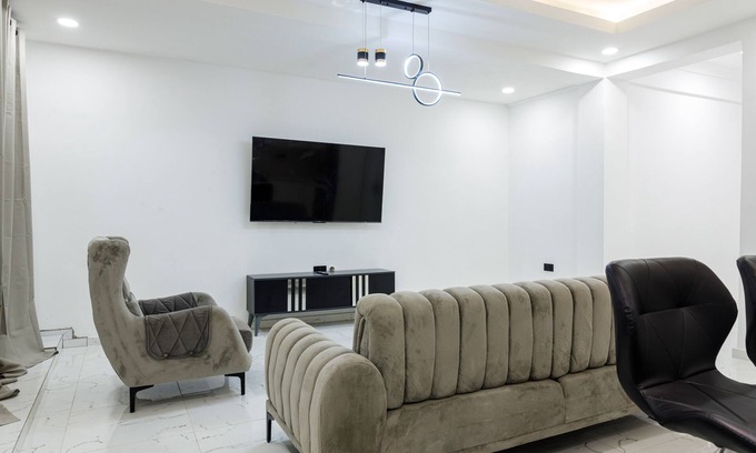 Mallam Apartment | Reo's Smart Haven: Chic & Comfy