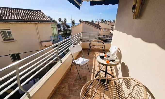 Six-Fours-les-Plages Apartment | Residence Unforeseeable - Beautiful apartment with balcony 300m from the beach, air conditioning, internet.
