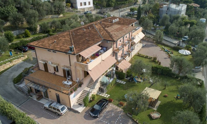 Magugnago Apartment | Residence Villa Margherita Deluxe Suite with terrace