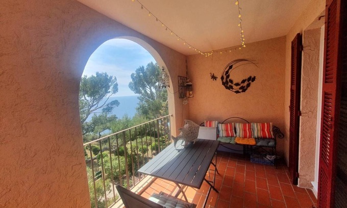 Saint-Mandrier-sur-Mer Apartment | Residence with swimming pool, 2 bedroom apartment with east facing terrace, full sea view