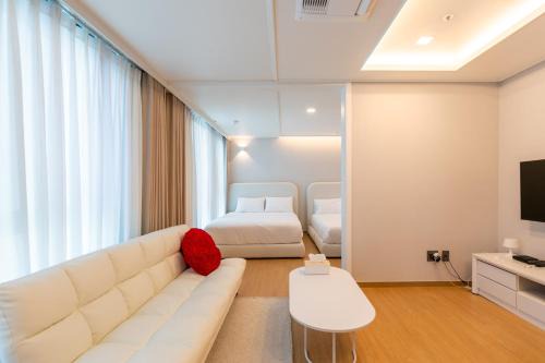 Haeundae Apartment | Residence with a beautiful high-rise view of Infinity Pool