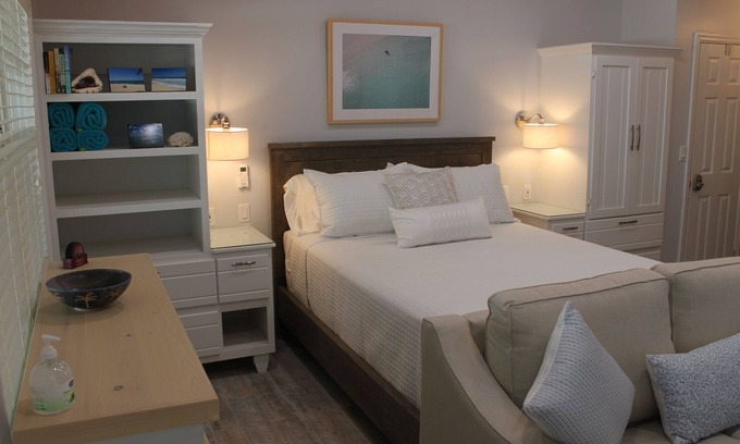 George Town Apartment | Resort Amenities and TOTALLY Remodeled