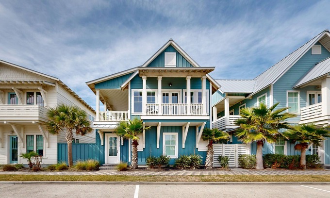 Port Aransas House | Resort Pools, Golf Cart Boardwalk to Beach, Outdoor Seating