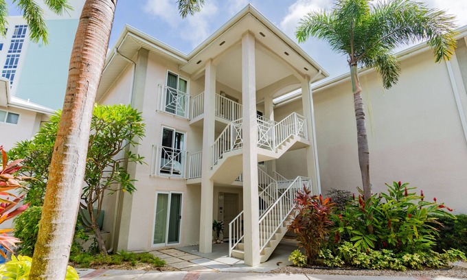 Seven Mile Beach Condo | Resort Style 2br/2ba Condo on Seven Mile Beach
