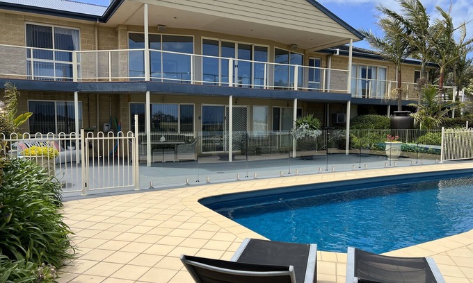Lakes Entrance Apartment | Resort Style Apartment (Ground Floor) - Pool & More. Pets Welcome.