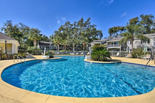 Demere Park Apartment | Resort-Style Condo in St Simons about 1 Mi to Pier!