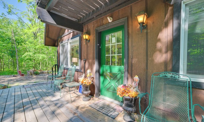 Elmira Cottage | Resort-style Perks - Cabin in Lakes of the North!